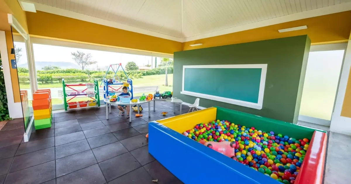 Loteamento no interior de são paulo com clube de campo, portaria 24 horas e área de lazer para crianças